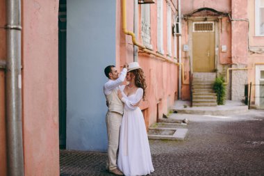 Güzel gelin ve damat çift düğünde yürüyüş