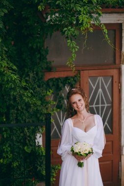 Düğün gününde güzel bir gelin portresi