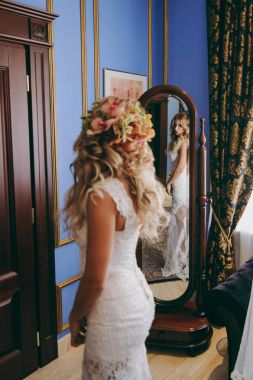 Gelin düğün günü sabah için hazırlanıyor