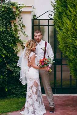 Güzel gelin ve damat çift düğünde yürüyüş