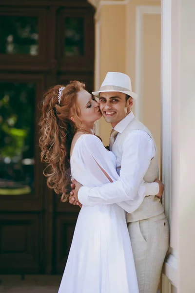 Bella coppia di sposi che cammina al matrimonio — Foto Stock