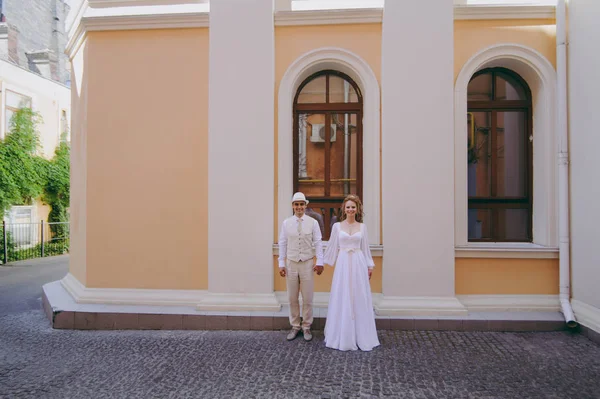 Güzel gelin ve damat çift düğünde yürüyüş — Stok fotoğraf