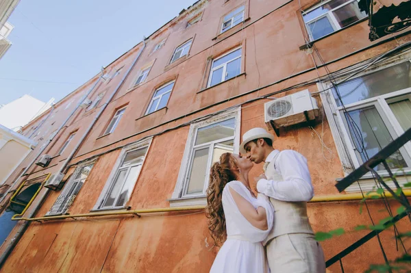 Bella coppia di sposi che cammina al matrimonio — Foto Stock