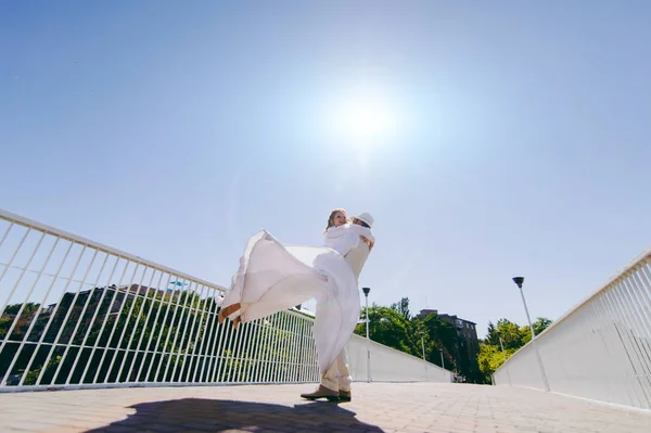 Hermosa novia y novio pareja caminando en la boda —  Fotos de Stock