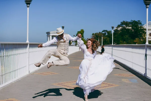 Güzel gelin ve damat çift düğünde yürüyüş — Stok fotoğraf