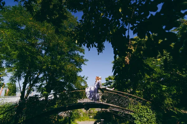 เจ้าสาวและเจ้าบ่าวคู่สวยเดินในงานแต่งงาน — ภาพถ่ายสต็อก