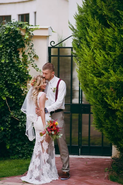 Prachtige bruid en bruidegom paar wandelen op de bruiloft — Stockfoto