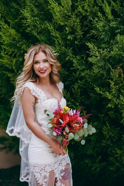 Düğün gününde güzel bir gelin portresi