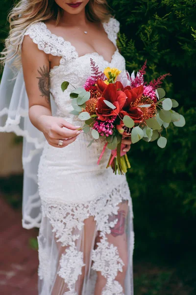 Düğün gününde güzel bir gelin portresi