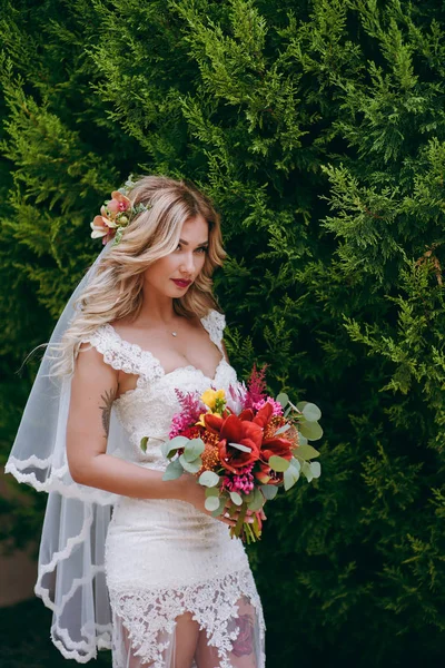 Düğün gününde güzel bir gelin portresi