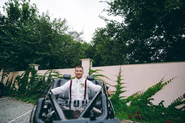El novio se sienta al volante de una bicicleta el día de la boda —  Fotos de Stock