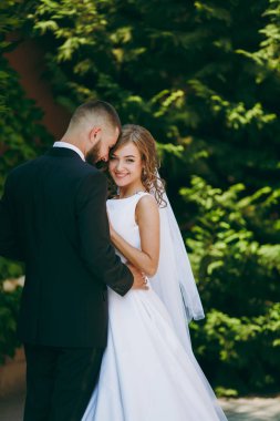 Güzel gelin ve damat çift düğünde yürüyüş