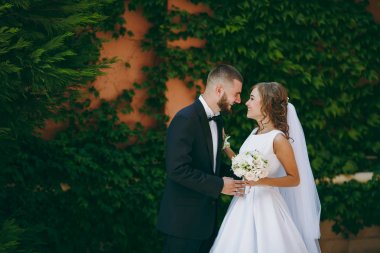 Güzel gelin ve damat çift düğünde yürüyüş