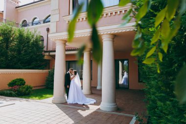 Güzel gelin ve damat çift düğünde yürüyüş