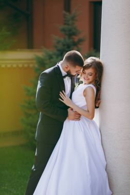 Güzel gelin ve damat çift düğünde yürüyüş