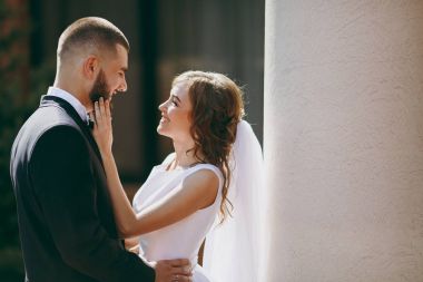 Güzel gelin ve damat çift düğünde yürüyüş