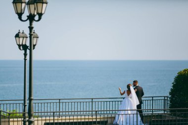 Güzel gelin ve damat çift düğünde yürüyüş