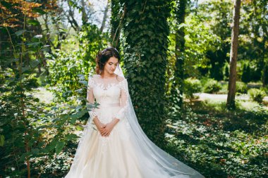 Düğün gününde güzel bir gelin portresi