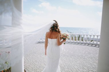 Düğün gününde güzel bir gelin portresi