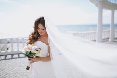 Düğün gününde güzel bir gelin portresi