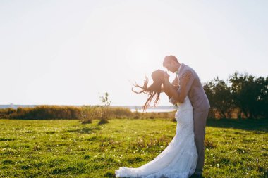 Güzel gelin ve damat çift düğünde yürüyüş