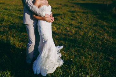 Güzel gelin ve damat çift düğünde yürüyüş