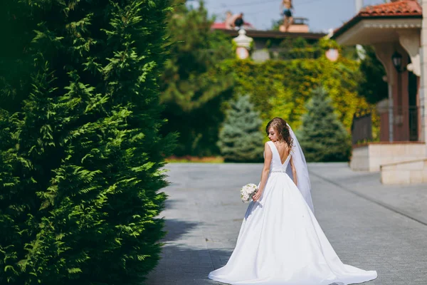 Düğün gününde güzel bir gelin portresi