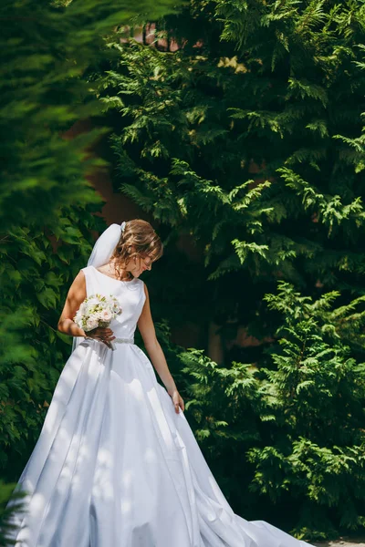 結婚式の日に美しい花嫁の肖像画 — ストック写真