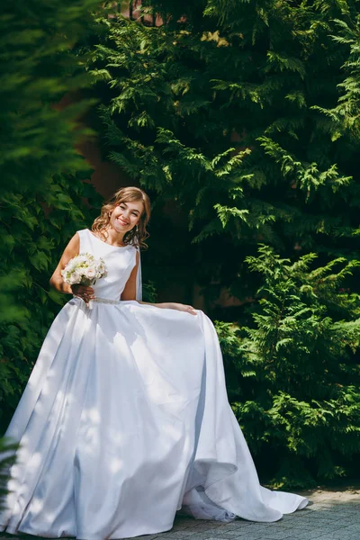 Düğün gününde güzel bir gelin portresi