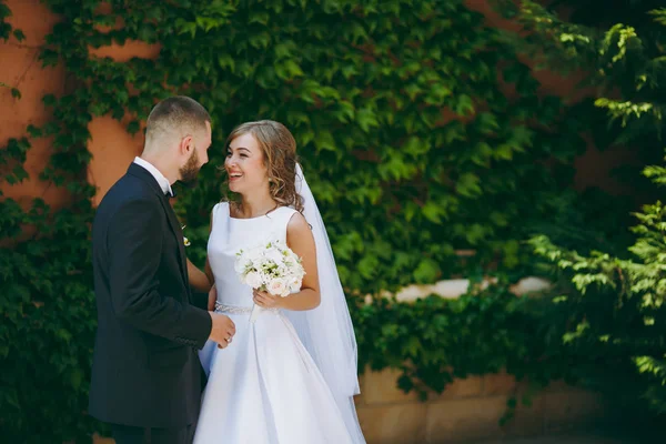 Linda noiva e noivo casal andando no casamento — Fotografia de Stock