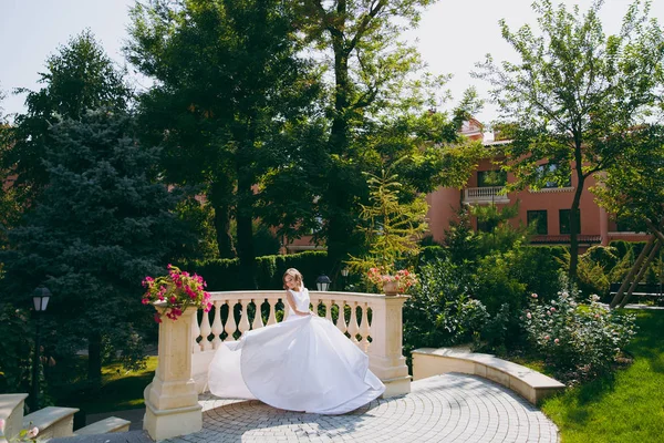 Porträt einer schönen Braut am Hochzeitstag — Stockfoto