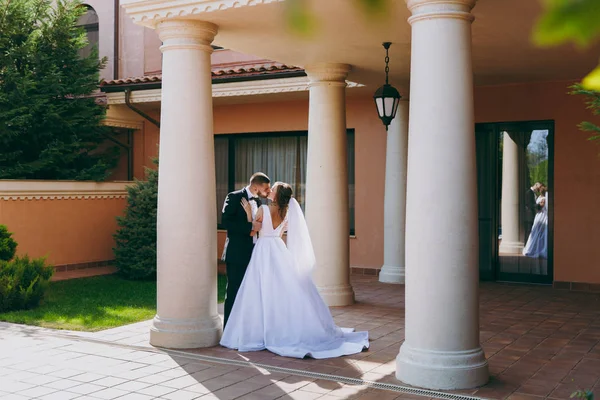 Güzel gelin ve damat çift düğünde yürüyüş — Stok fotoğraf