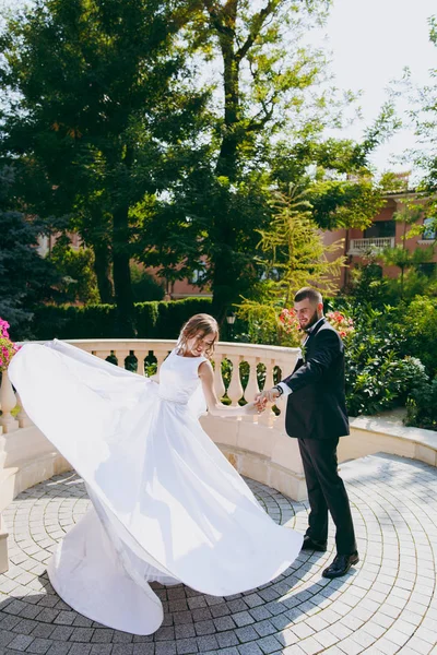 Güzel gelin ve damat çift düğünde yürüyüş — Stok fotoğraf