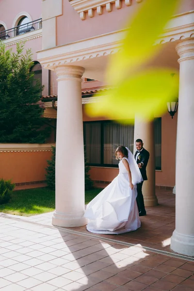 Beautiful bride and groom couple walking at the wedding — Stock Photo, Image