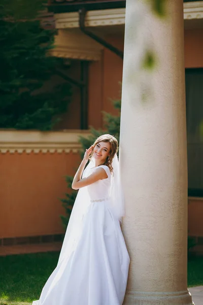 Retrato de uma bela noiva no dia do casamento — Fotografia de Stock