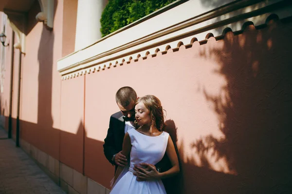 Hermosa novia y novio pareja caminando en la boda —  Fotos de Stock