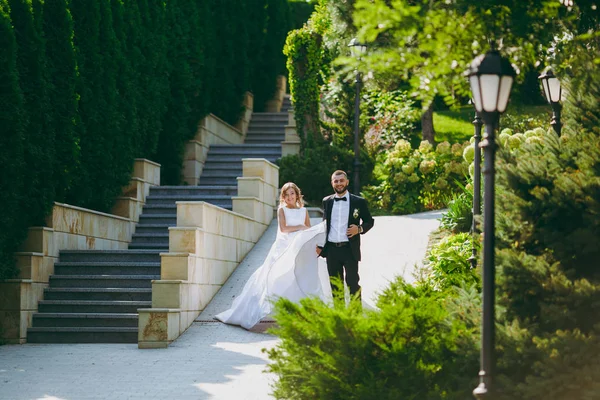 Güzel gelin ve damat çift düğünde yürüyüş