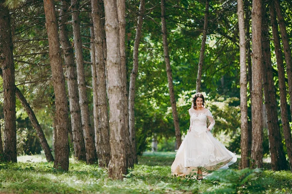 Düğün gününde güzel bir gelin portresi