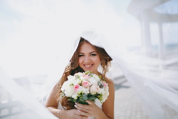 A gyönyörű menyasszony az esküvő napján portréja — Stock Fotó