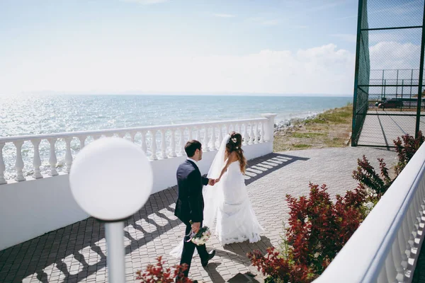 Güzel gelin ve damat çift düğünde yürüyüş