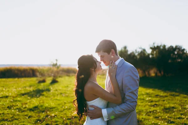 Красива подруга нареченого і нареченої, що ходить на весіллі — стокове фото