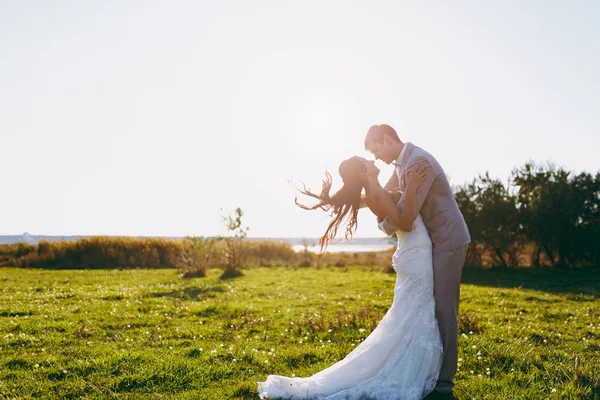 Güzel gelin ve damat çift düğünde yürüyüş