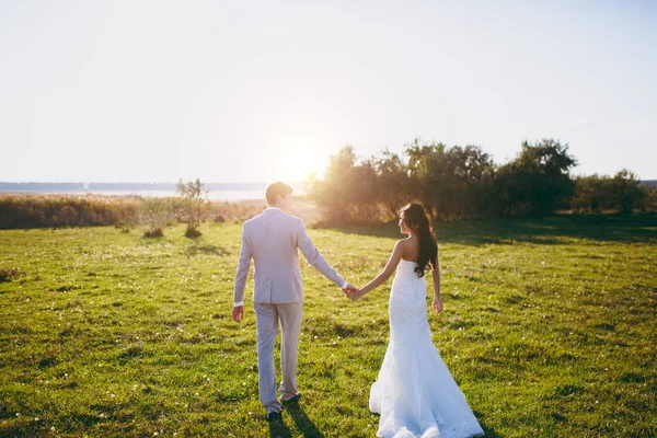 Güzel gelin ve damat çift düğünde yürüyüş