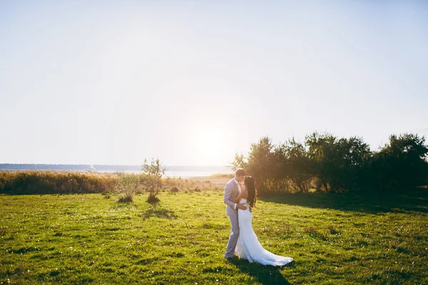 Beautiful bride and groom couple walking at the wedding — Stock Photo, Image