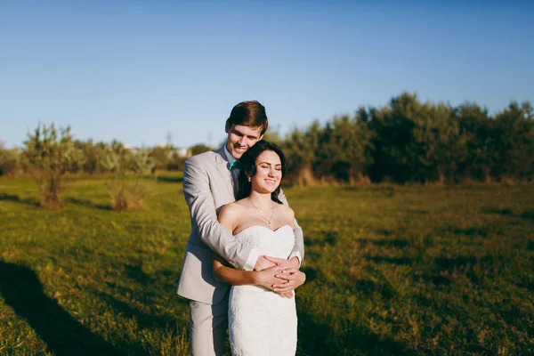 Güzel gelin ve damat çift düğünde yürüyüş — Stok fotoğraf