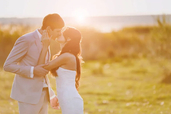 Beautiful bride and groom couple walking at the wedding — Stock Photo, Image