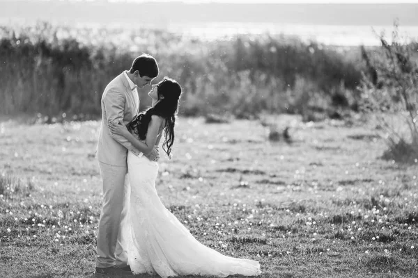 Vackra bruden och brudgummen par promenader på bröllopet — Stockfoto