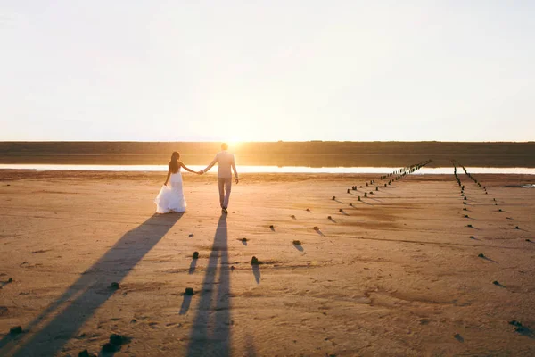 Beautiful bride and groom couple walking at the wedding — Stock Photo, Image