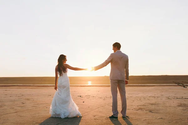 Beautiful bride and groom couple walking at the wedding — Stock Photo, Image