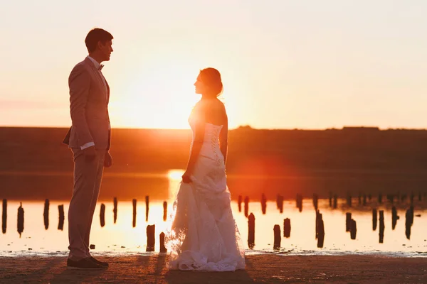 Beautiful bride and groom couple walking at the wedding — Stock Photo, Image